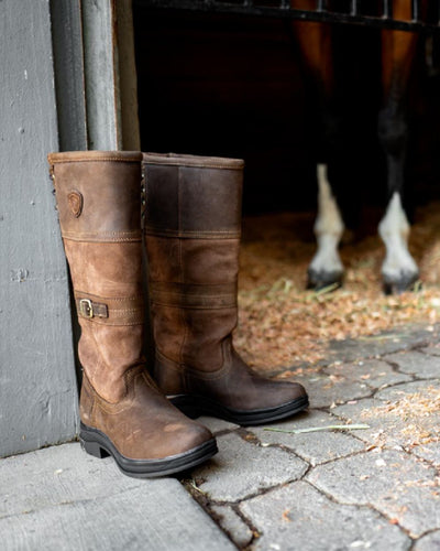 Java coloured Ariat Langdale Waterproof Boots on stable background #colour_java