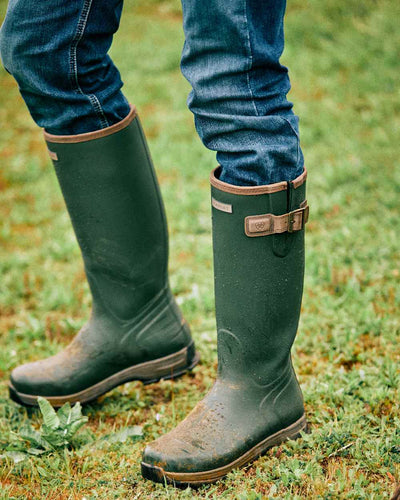 Olive Night coloured Ariat Men's Burford Wellington Boots on grassy background #colour_olive-night