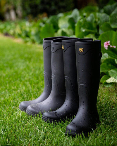 Black coloured Ariat Womens Kelmarsh Wellington Boots on grassy background #colour_black