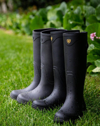 Black coloured Ariat Womens Kelmarsh Wellington Boots on grassy background #colour_black