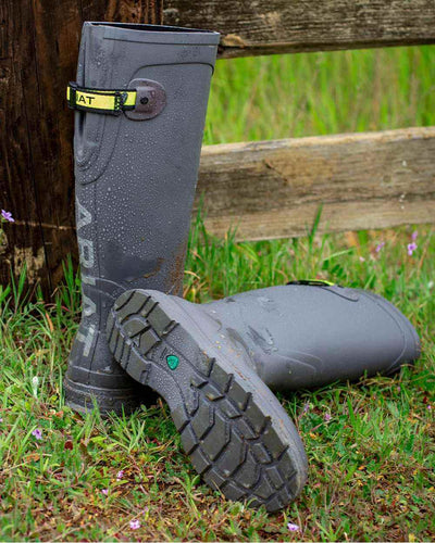 Grey coloured Ariat Womens Kelmarsh Wellington Boots on Grassy background #colour_grey