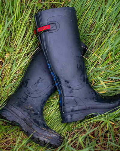 Navy coloured Ariat Womens Kelmarsh Wellington Boots on Grassy background #colour_navy