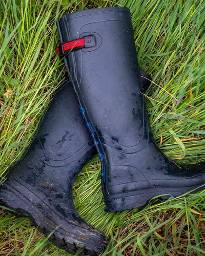 Navy coloured Ariat Womens Kelmarsh Wellington Boots on Grassy background #colour_navy