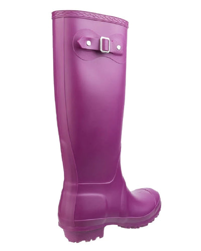 Berry coloured Cotswold Sandringham Buckle Strap Wellingtons on white background #colour_berry