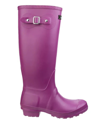 Berry coloured Cotswold Sandringham Buckle Strap Wellingtons on white background #colour_berry