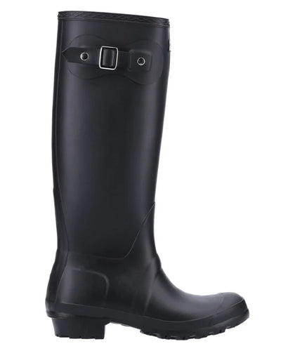 Black coloured Cotswold Sandringham Buckle Strap Wellingtons on white background #colour_black