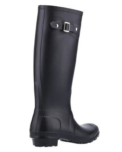 Black coloured Cotswold Sandringham Buckle Strap Wellingtons on white background #colour_black