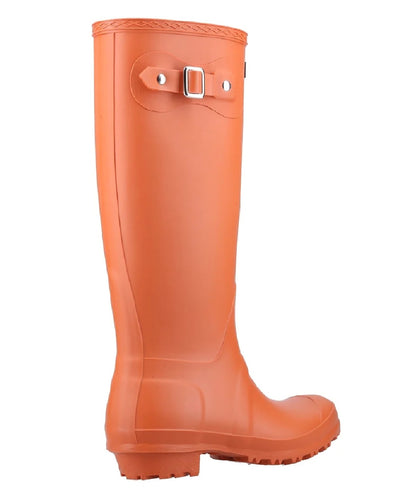 Pumpkin coloured Cotswold Sandringham Buckle Strap Wellingtons on white background #colour_pumpkin