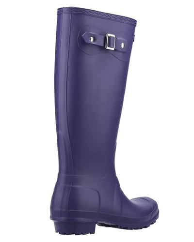 Purple coloured Cotswold Sandringham Buckle Strap Wellingtons on white background #colour_purple