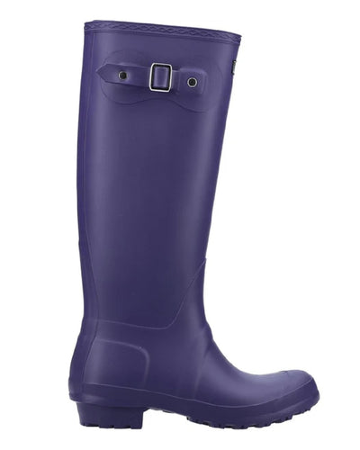 Purple coloured Cotswold Sandringham Buckle Strap Wellingtons on white background #colour_purple