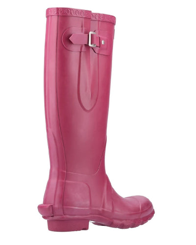 Berry coloured Cotswold Windsor Buckle Strap Rubber Wellingtons on white background #colour_berry