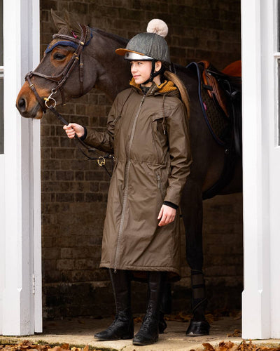 Alpine coloured LeMieux Young Rider All Elements Coat on stable background #colour_alpine